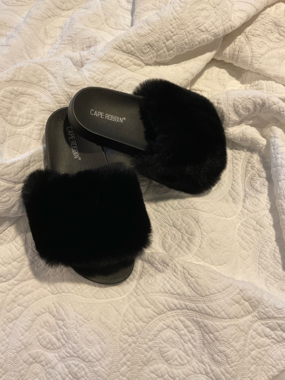 NWOT Cape Robbin Slides
